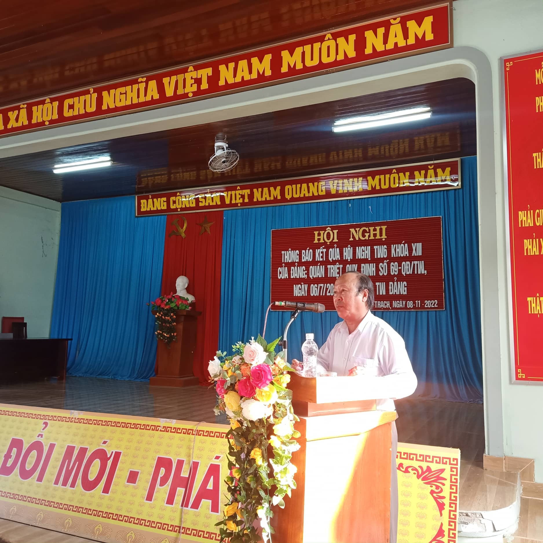 Đồng chí Lê Đình Liêm - BT Đảng ủy thông báo kết quả Hội nghị TW 6